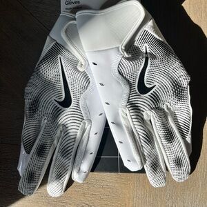 Nike youth football gloves, size M. NWT